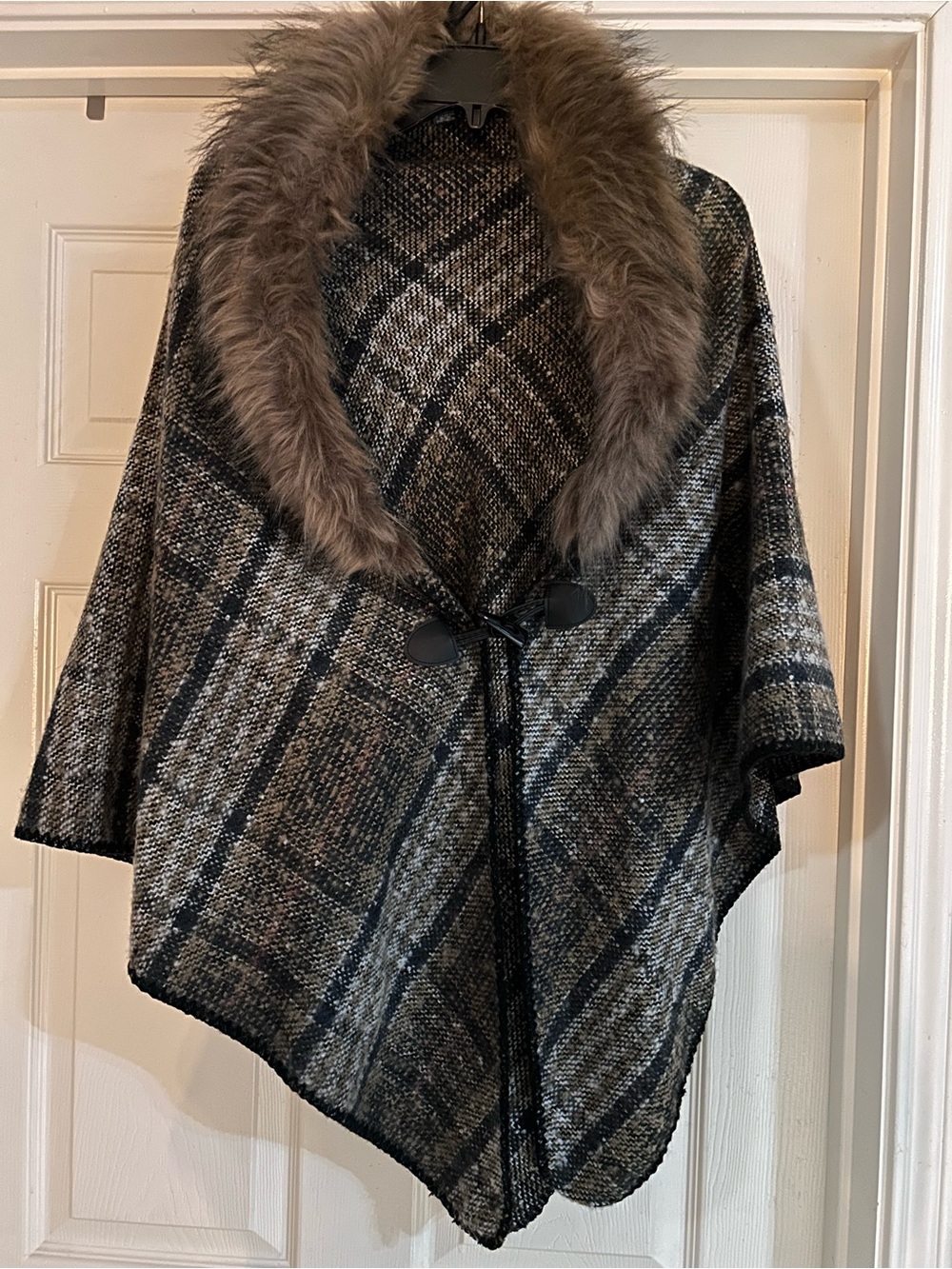Moderna One Size Fits All Ladies Wrap Around Shawl/Cape